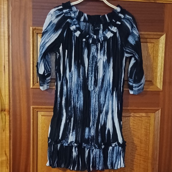 new directions Tops - ND Abstract Crinkle Ruffle Collared Blouse Sz. S *NWOT